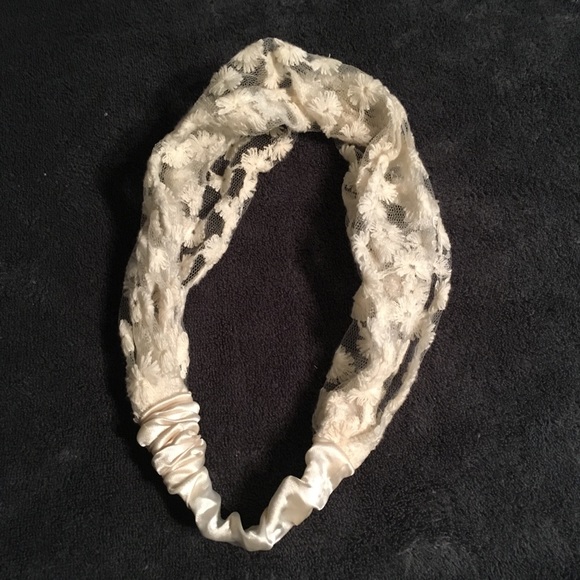 ⭐️ FREE ADD ON Cute White Flower Headband - Picture 4 of 4